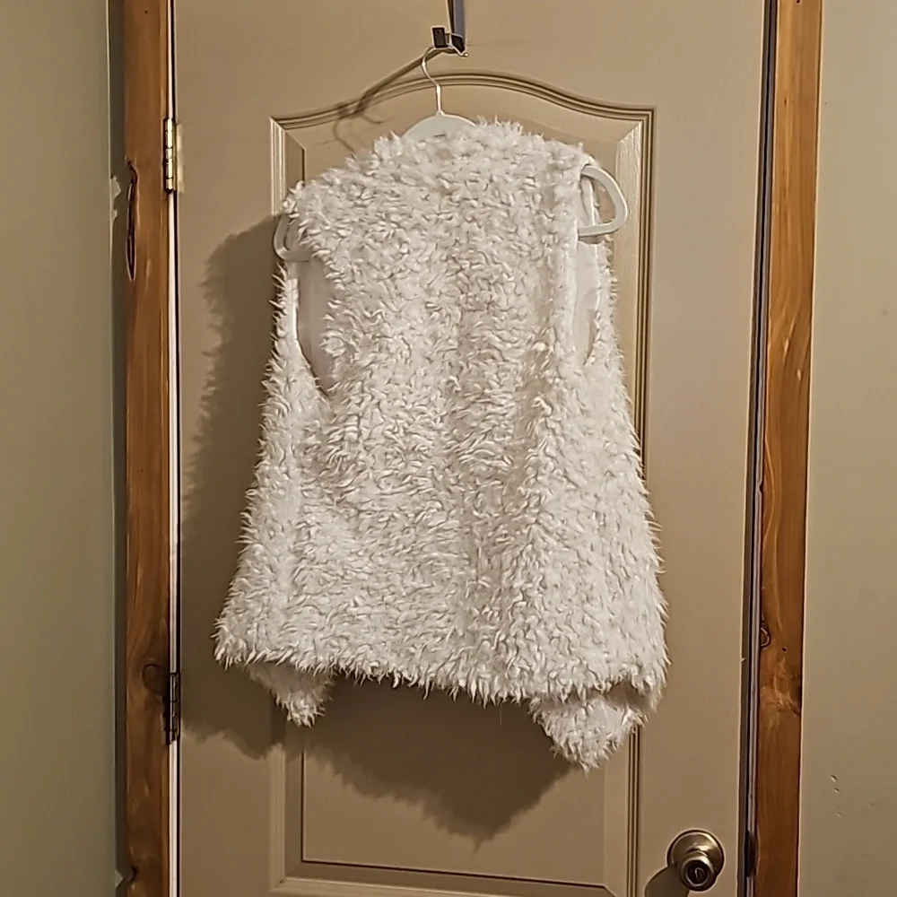 Ambiance Outerwear small faux fur white vest 😍 - Picture 4 of 4